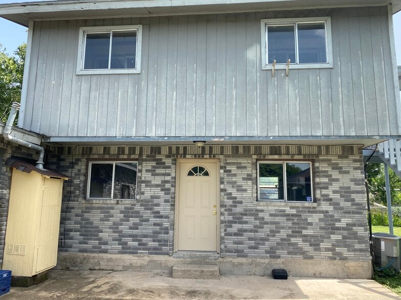 Primary Photo - 985 N Iowa Ave