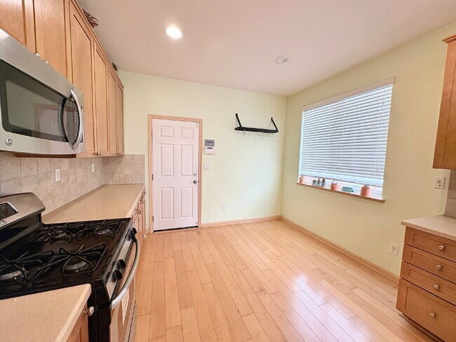 Building Photo - 50% off your first month’s rent move-in special! Spacious 4BR / 2.5BA Home in Pittsburg