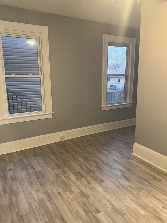 Building Photo - 1341 E Long St