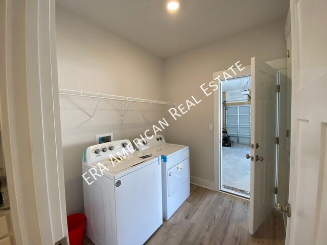 Building Photo - 3398 Southwind Dr