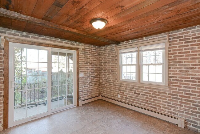 Building Photo - 110 Oswego St