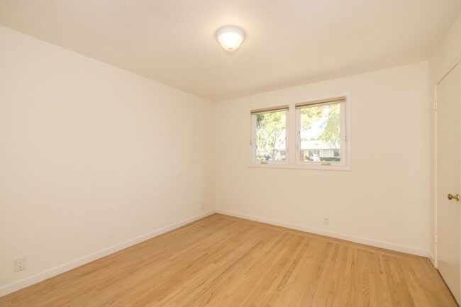 Building Photo - Elegant 3 Bed 2 Bath Home, Beautifully Remodeled in 2011