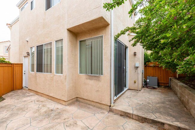 Building Photo - 2 Bedroom Townhome in Scripps Ranch