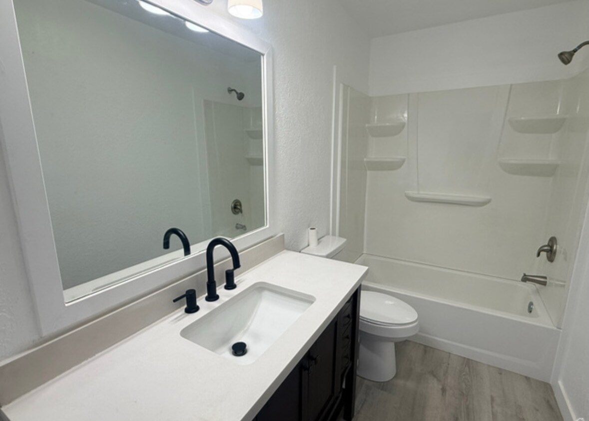 Building Photo - 886 Wood St