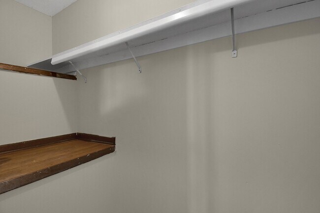 Building Photo - 2 Bedroom Townhouse Apartment- HUGE WALK IN CLOSET