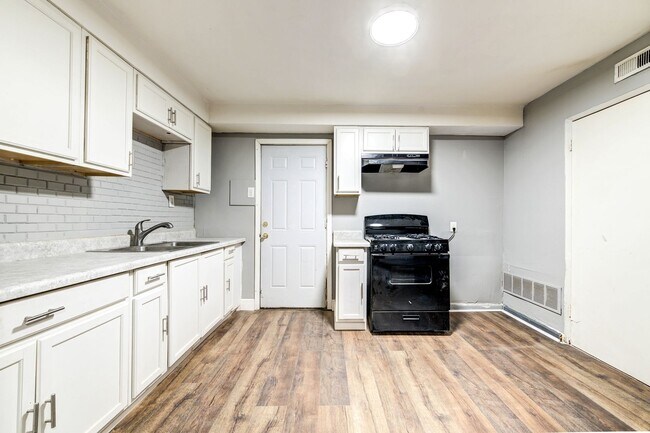 Building Photo - Charming 3-Bedroom Home in a Convenient St. Louis Location!