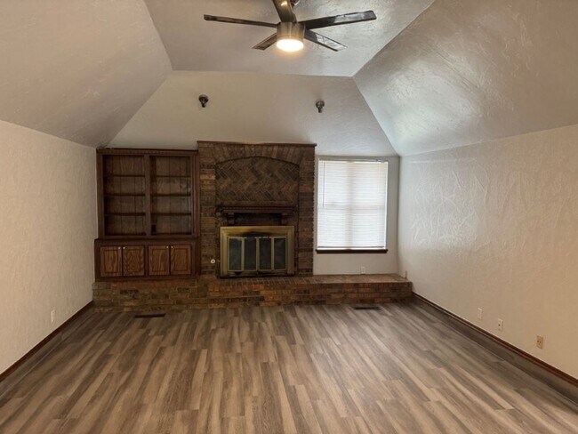 Building Photo - New flooring and tile, great location, lar...