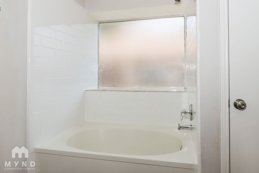 Building Photo - 4961 Briar Oaks Ln