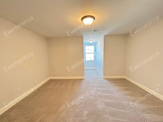 Building Photo - Spacious 3 Bed, 2.5 Bath Home with Modern Amenities / Available Soon!