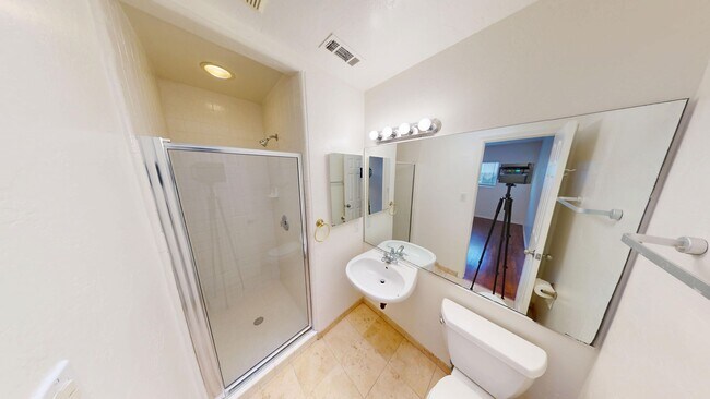 Building Photo - 4BD 3BA with a Private Patio!