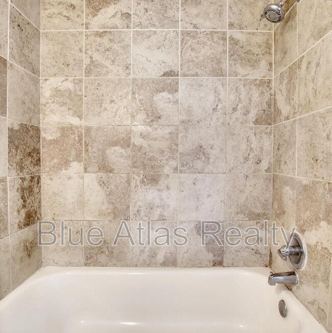Building Photo - 6857 S Creek Dr