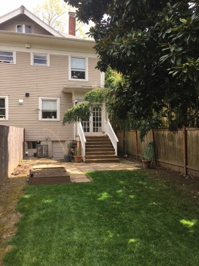 Building Photo - NENO1 - 1549-1601 SE 32nd Place