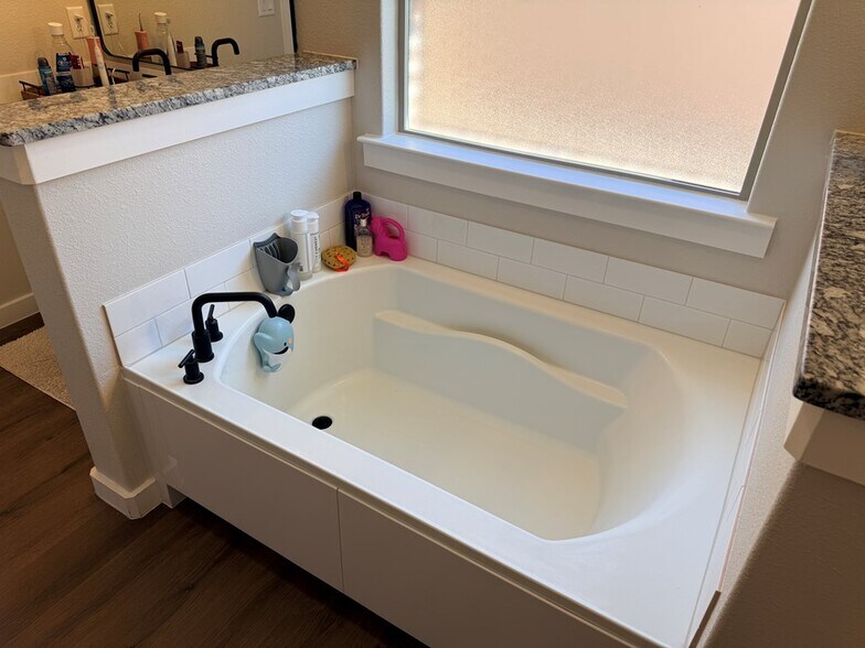 Building Photo - 421 Graze St