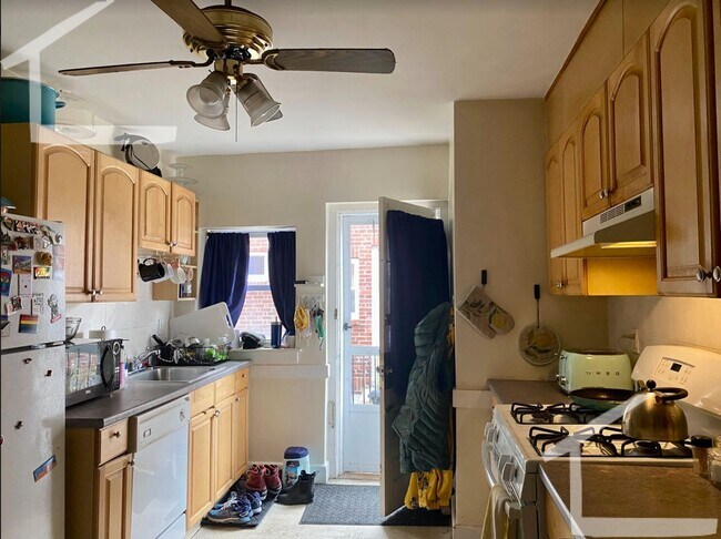 Building Photo - Cozy unit in central Brighton available as early as July 1st