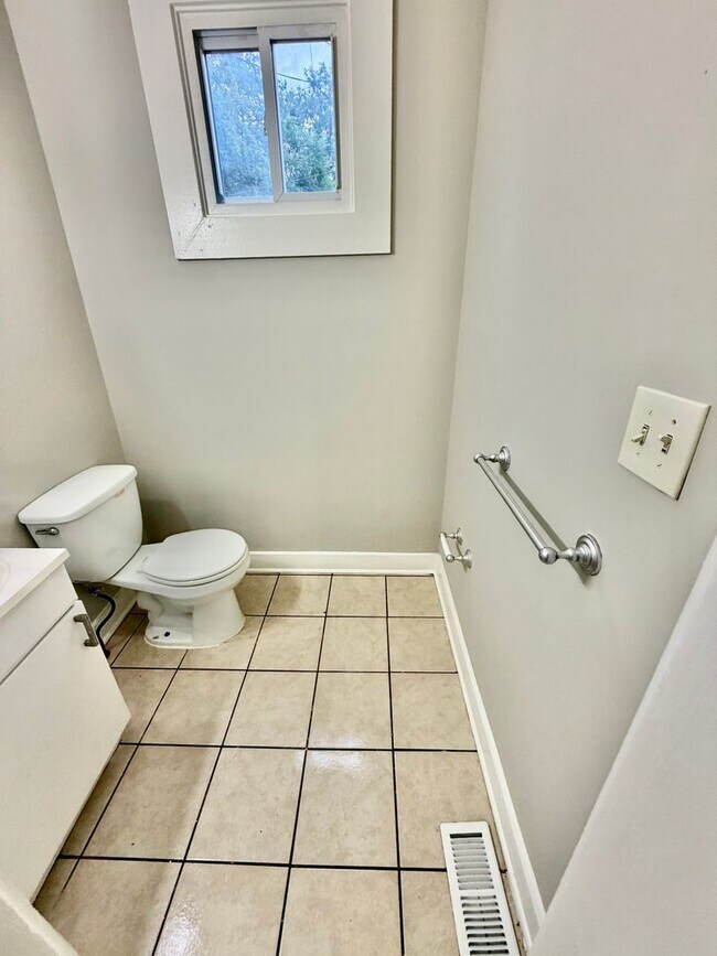 Building Photo - Large Wolcott Home Rent Ready