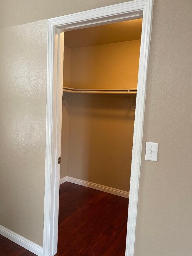 Building Photo - SPACIOUS 3BR/2.5BA EASTSIDE TOWNHOME FOR LEASE