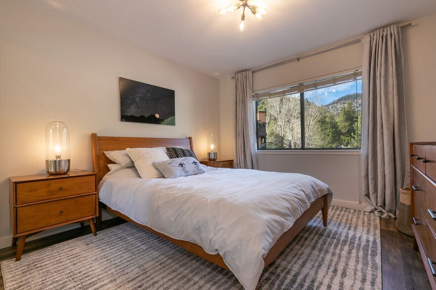 Building Photo - 420 Squaw Creek Rd