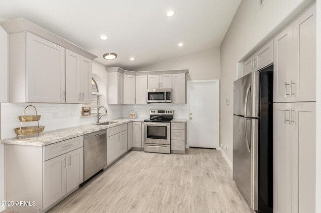 Building Photo - 911 E Lovegrass Dr