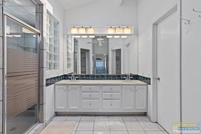 Building Photo - 813 N Shore Dr