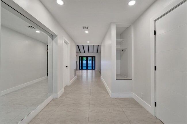 Building Photo - 3501 N Park Rd