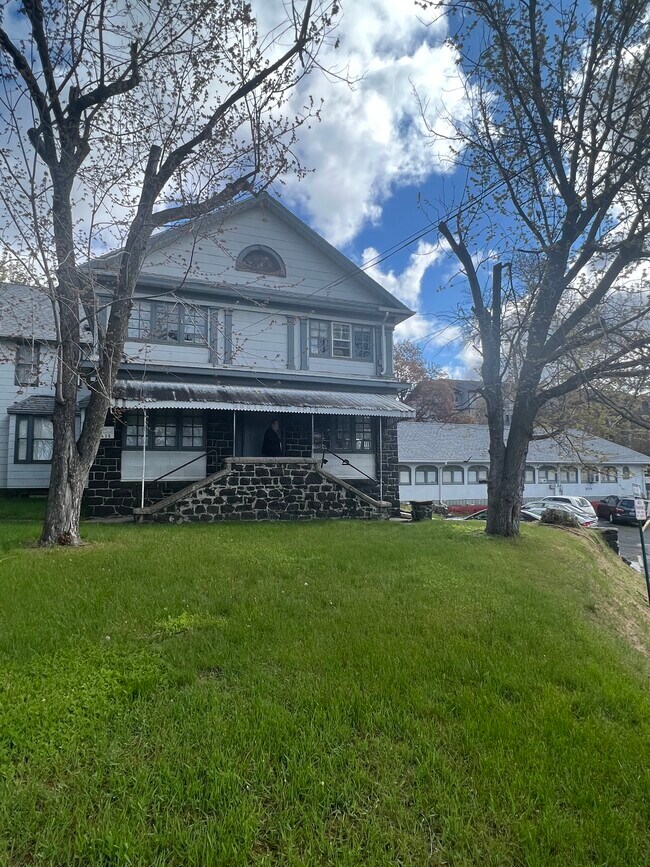 Primary Photo - 625 NE Maiden Ln