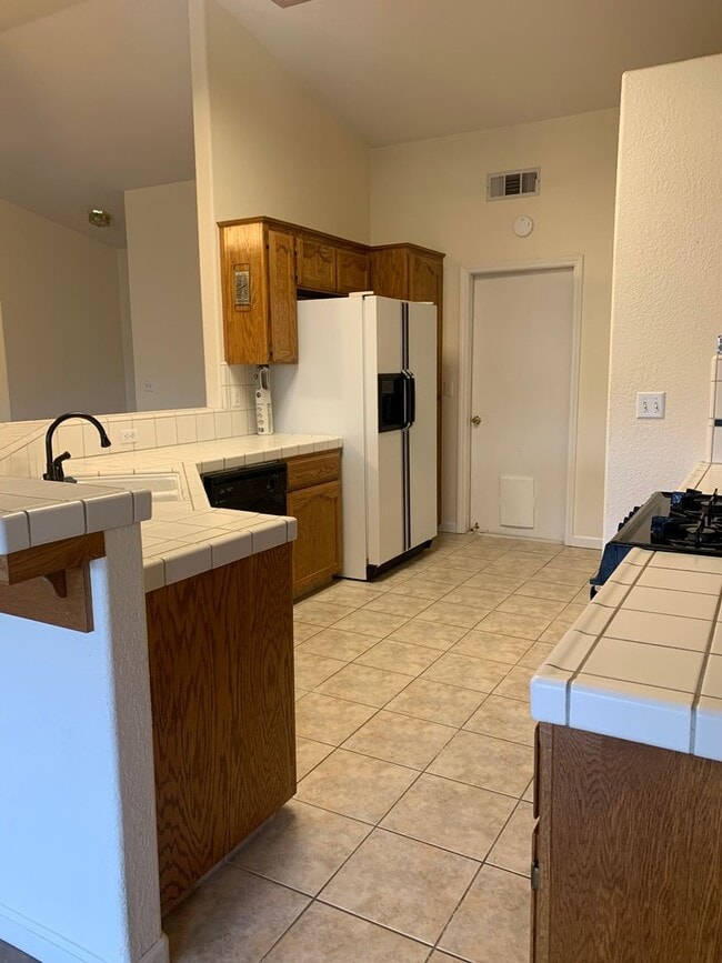 Building Photo - 3 Bedroom 2 Bath available Now