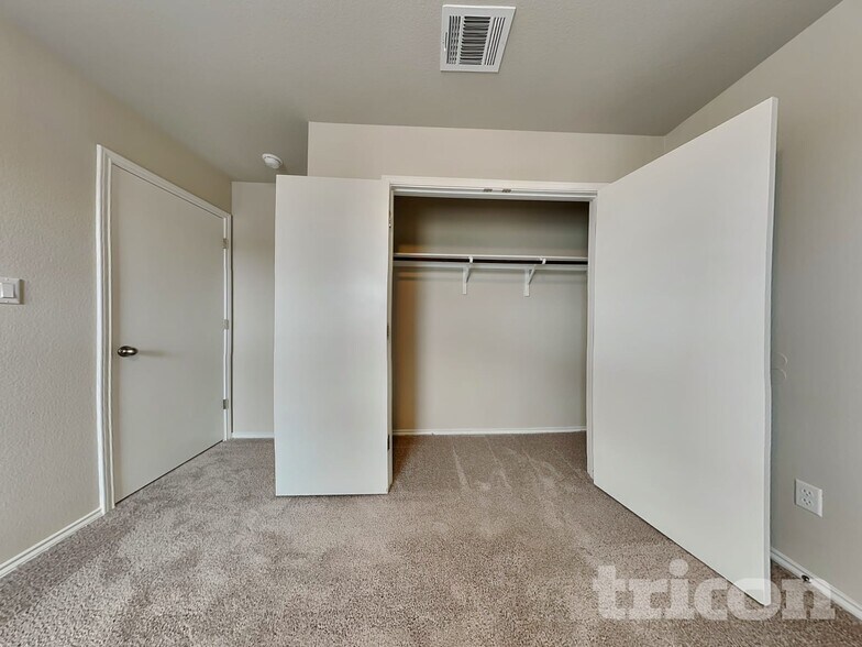 Building Photo - 5121 Saddle Clb Dr