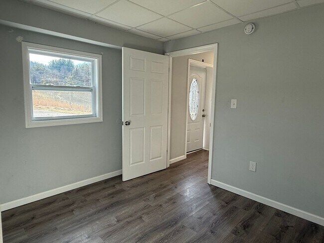 Building Photo - Private 3 bed 2bath house in North Johnson City! - Available NOW