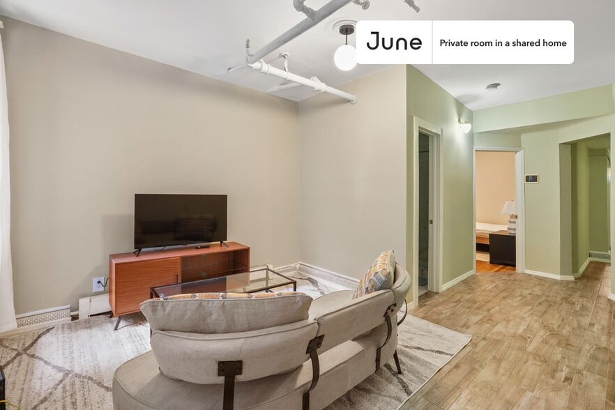 Building Photo - Room in Shared 3 bed/2 bath home