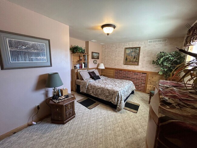 Building Photo - Beautiful Furnished 2 Bedroom Basement Apa...