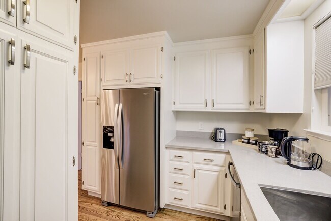 Building Photo - 672 Baden Ave