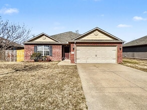 Building Photo - 3 Bed/2 Bath Home with Fenced Yard & Garage / Pet-Friendly / Available Soon!