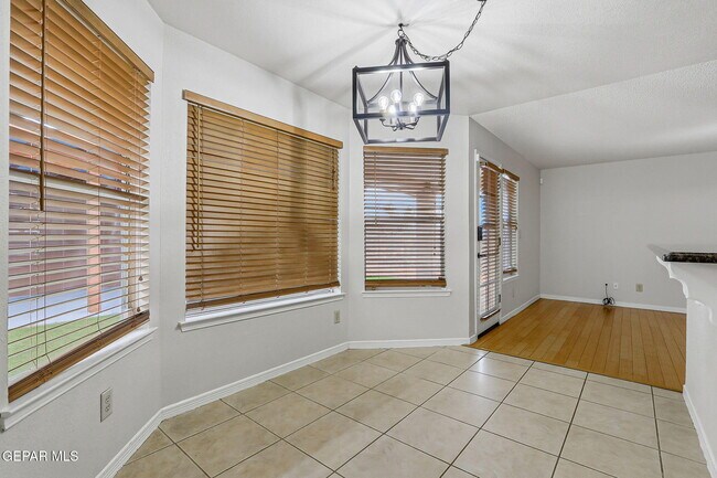 Building Photo - 1117 W Bend Ln