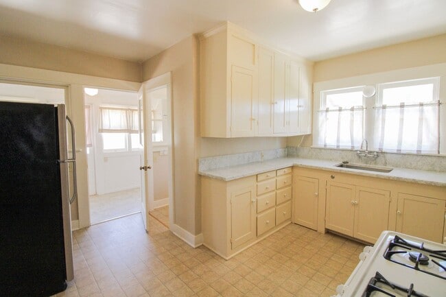 Building Photo - 2 Bedroom Bungalow Downtown SLO with Garage