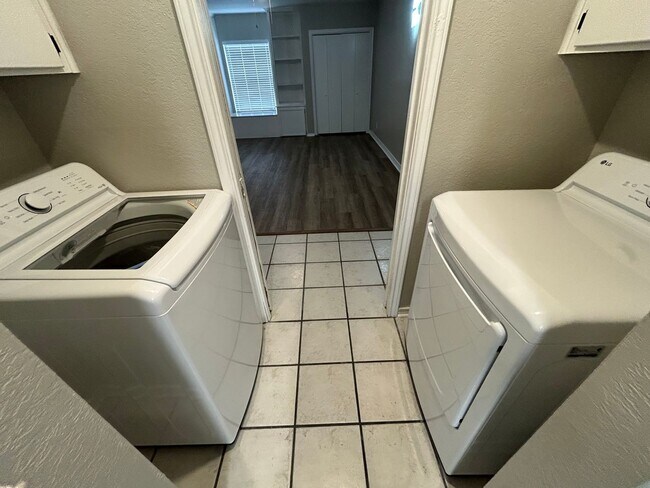 Building Photo - 1900 Sq Feet of Living Space