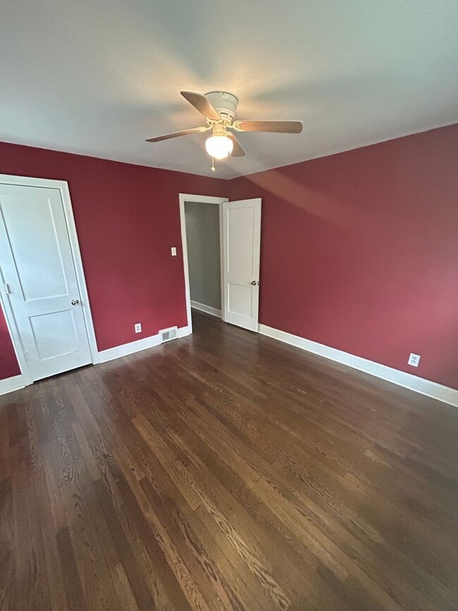 Building Photo - Spacious 4 bedroom 1 Bath Home with Tons o...