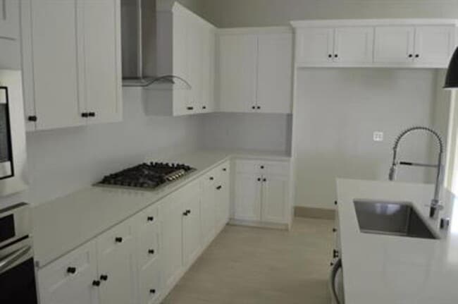 Building Photo - 2430 Bastidas Dr