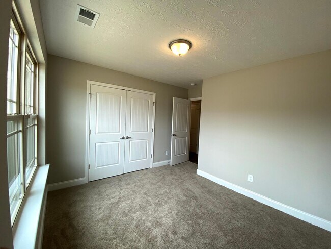 Building Photo - Spacious & Modern Home for Rent - One Leve...