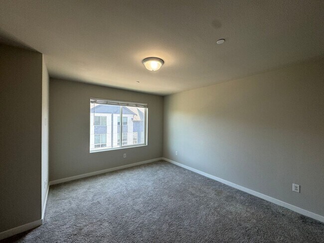 Building Photo - 3B/3B cozy townhome