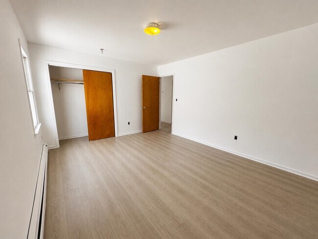 Building Photo - 173 W 21st St
