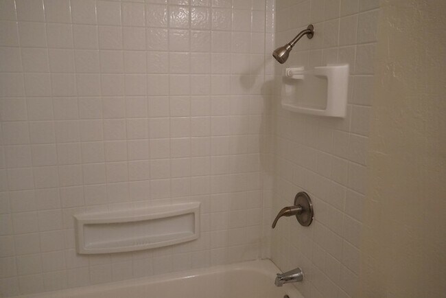 Building Photo - 3 bedroom 1 bath duplex in the wonderful city of Fair Oaks!