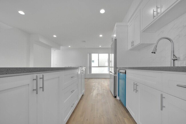 Building Photo - Luxury 2 & 4 Bed Townhomes in NoHo!