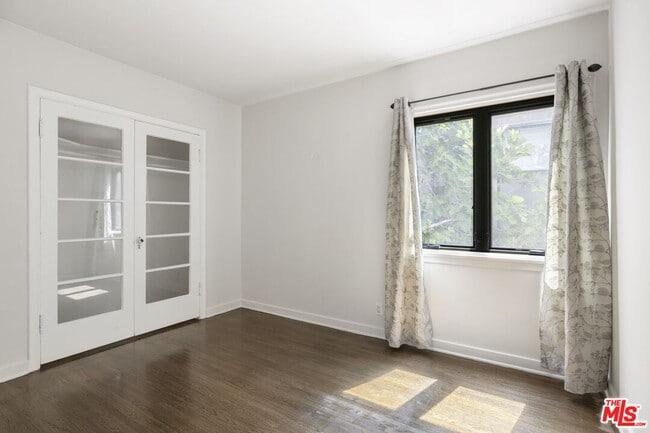 Building Photo - 11269 La Maida St