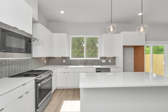 Building Photo - 5818 Burt St