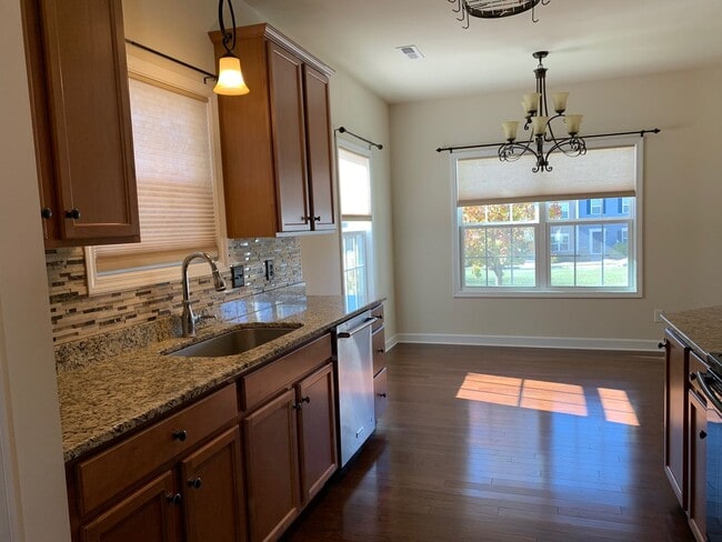 Building Photo - 3 Bedroom 2.5 Bath Townhouse 1 Car Garage