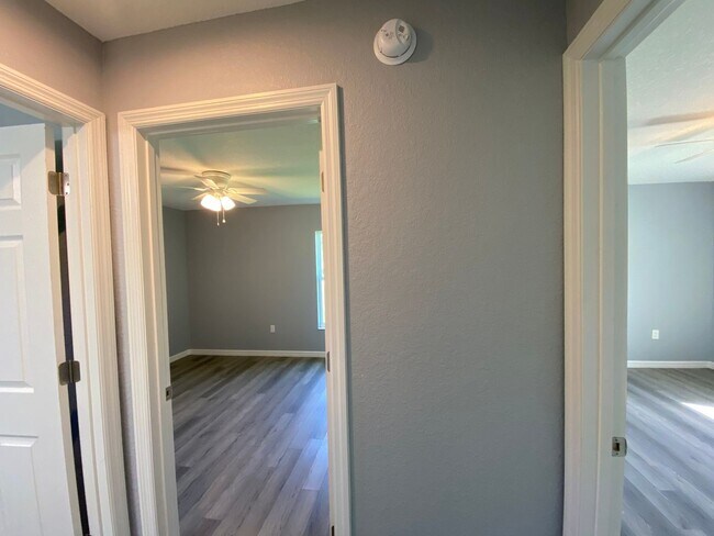 Building Photo - Desirable SW Ocala Neighborhood 3/2/2 **WON'T LAST**