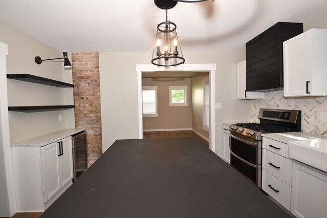 Building Photo - Central Mishawaka- close to Parks and Down...