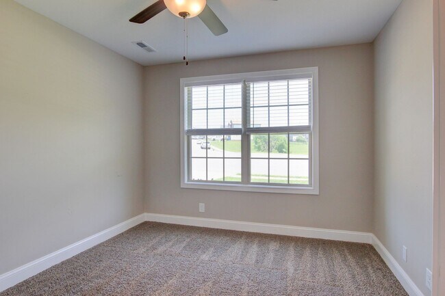 Building Photo - Sharp 3 bed 2 Bath Close To Ft Campbell