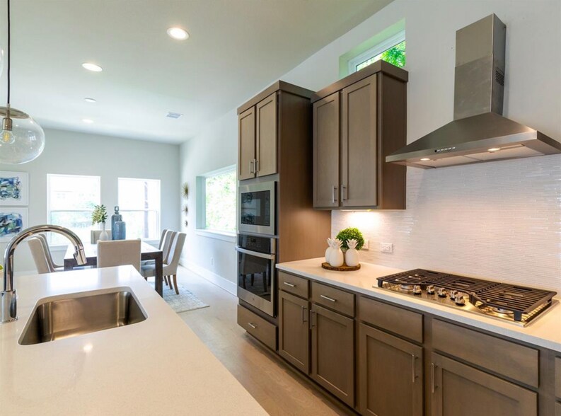 5 range gas stove - 838 Fisher St