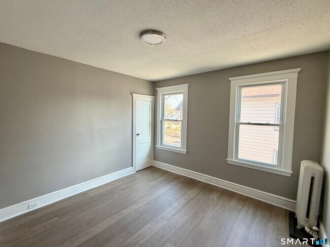 Building Photo - 696 Main St